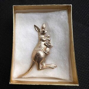 1975 VINTAGE AVON FASHION ACCENTS IN JEWELRY Kangaroo Goldtone Pin Brooch 2.0 in